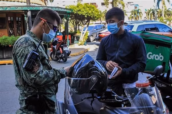 Cảnh sát Philippines làm nhiệm vụ đảm bảo phong tỏa tại Manila. Ảnh: THX