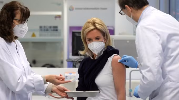 Trước đây, Đức cho phép sử dụng vắc xin của AstraZeneca cho người dưới 65 tuổi - Ảnh: Getty