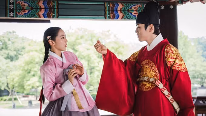 "Mr. Queen" cũng bị phản đối dữ dội vì lấy kịch bản từ nhà văn Trung Quốc.