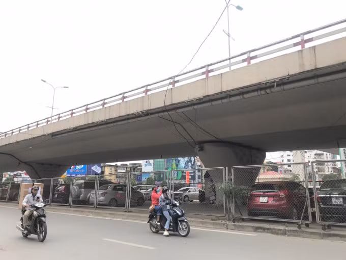 Hàng loạt gầm cầu trên địa bàn Hà Nội vẫn đang được tận dụng làm nơi để xe.