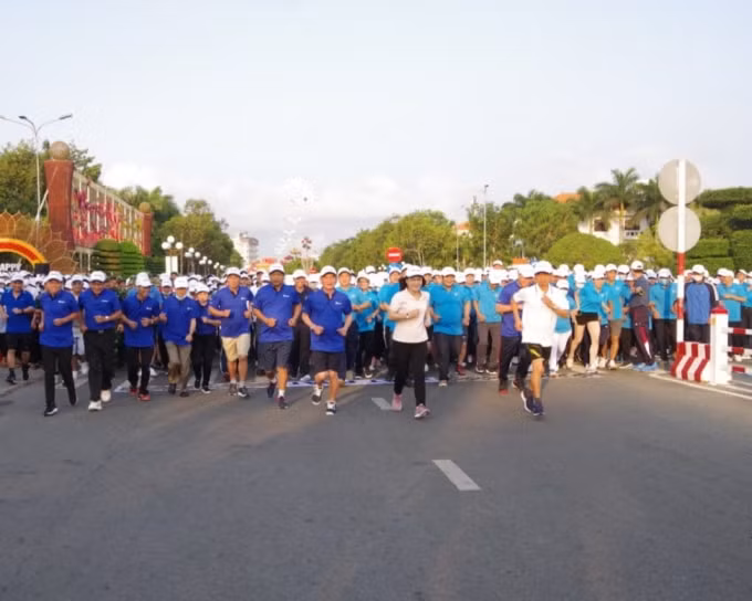 Lãnh đạo tỉnh Bạc Liêu và hơn 2.000 vận động viên tham gia chạy Olympic vì sức khỏe toàn dân.