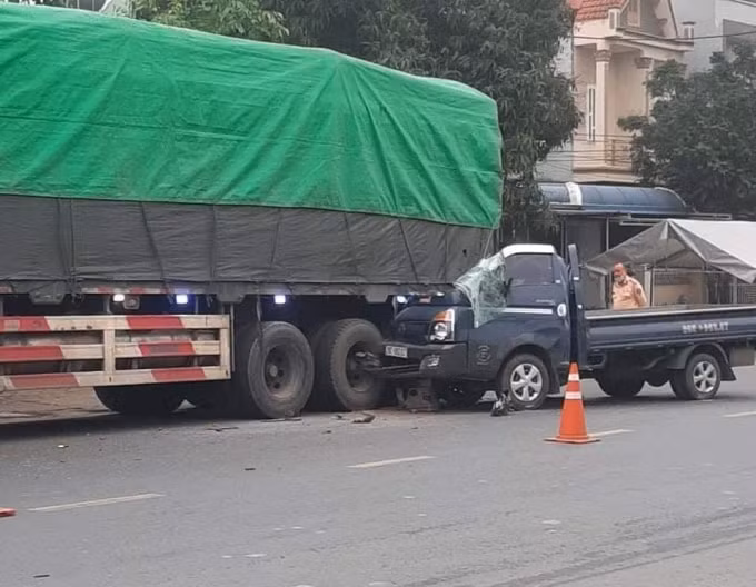 Hậu quả anh Phạm Văn Thắng tử vong tại chỗ, 02 xe ô tô bị hư hỏng.