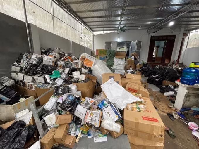 Kho hàng tiêu dùng giả nhiều hãng nổi tiếng bị lực lượng chức năng triệt phá chiều ngày 30/3. Ảnh: K.M