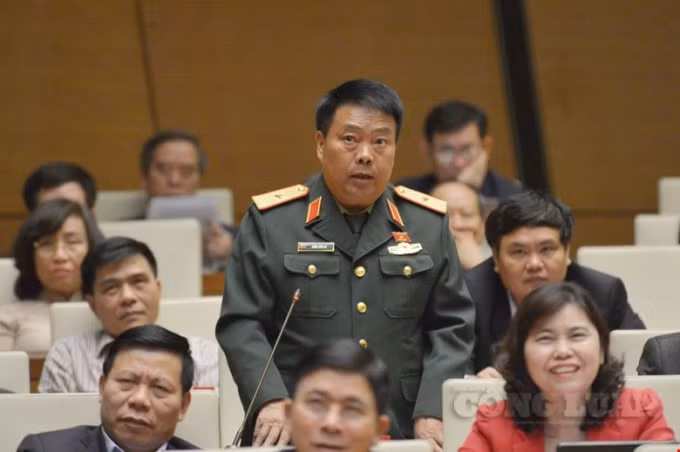 Đại biểu Quốc hội, Thiếu tướng Sùng Thìn Cò (đoàn Hà Giang).
