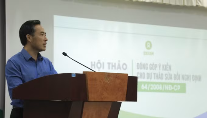 Ông Phạm Quang Tú- Phó Giám đốc Quốc gia, Tổ chức Oxfam tại Việt Nam phát biểu tại hội thảo.