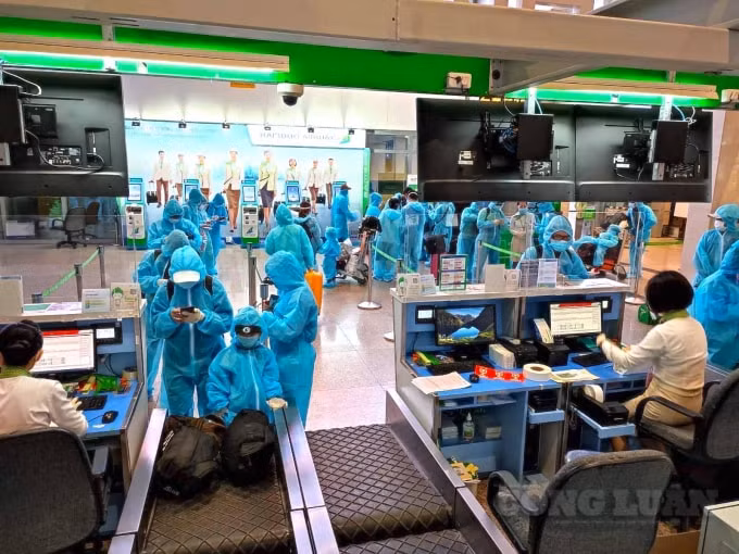 Công dân Hà Tĩnh ở TP Hồ Chí Minh và các tỉnh phía Nam nằm trong danh sách về quê đợt 2 đã tới Cảng hàng không quốc tế Tân Sơn Nhất.