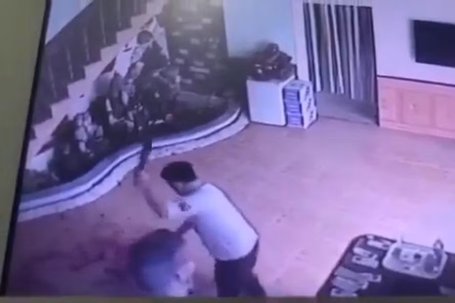 Hình ảnh người đàn ông cầm dao chém liên tiếp vào đầu nạn nhân. Ảnh: laodong.vn