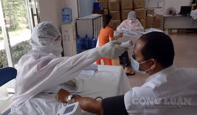 Tiêm vaccine phòng Covid-19 cho người lao động nhằm đảm bảo sản xuất, kinh doanh.