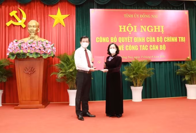 Bà Trương Thị Mai trao quyết định điều động ông Nguyễn Hồng Lĩnh làm Bí thư Tỉnh ủy Đồng Nai.