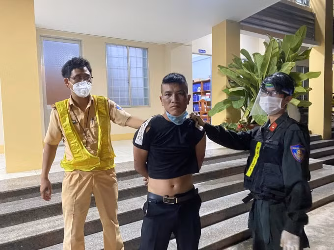 Đối tượng Nguyễn Xuân Thịnh (sinh năm 1994, thường trú tại thôn An Bình, xã Vũ An, thị xã An Khê, tỉnh Gia Lai) tại trụ sở Đội CSGT.
