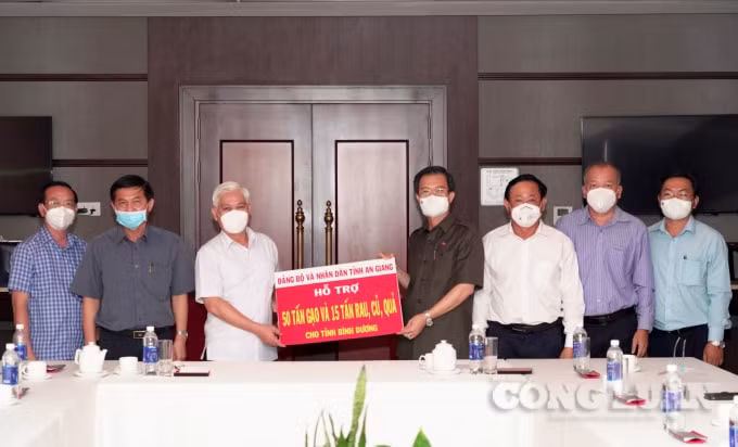 Bí thư Tỉnh ủy An Giang Lê Hồng Quang cùng đoàn công tác tỉnh An Giang tặng quà cho Bình Dương