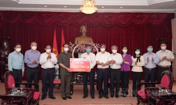Bí thư Tỉnh ủy An Giang Lê Hồng Quang cùng đoàn công tác tỉnh An Giang tặng quà cho Đồng Nai