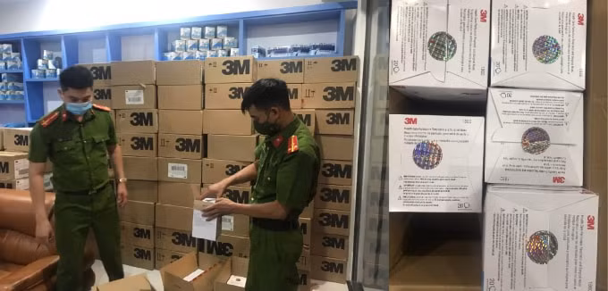 Hơn 20.000 chiếc khẩu trang nghi bị làm giả nhãn hiệu khẩu trang 3M.
