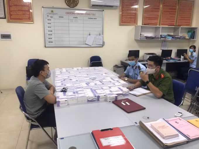 Đối tượng Đoàn Xuân Thủy và tang vật vụ việc.