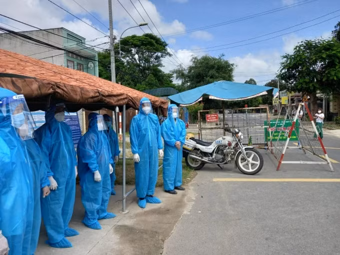 Dịch COVID-19 hiện vẫn có diễn biến phức tạp, người dân cần tuân thủ biện pháp phòng dịch (ảnh TL).