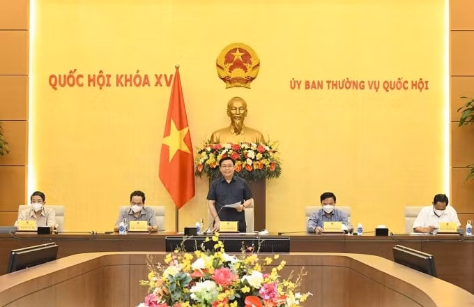 Chủ tịch Quốc hội Vương Đình Huệ phát biểu tại phiên họp.