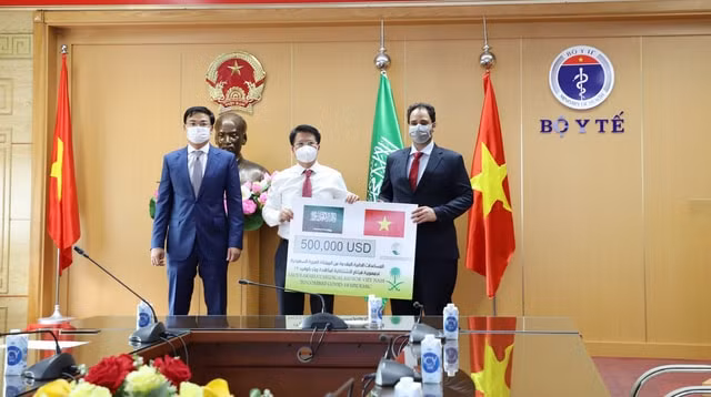 Đại diện lãnh đạo Bộ Y tế, Bộ Ngoại giao tiếp nhận gói viện trợ y tế trị giá 500.000 USD từ Đại biện lâm thời Đại sứ quán Saudi Arabia tại Việt Nam. Ảnh: Bộ Y tế