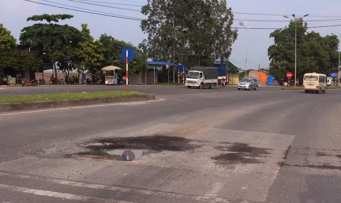 Nhà đầu tư BOT dự án cải tạo nâng cấp Quốc lộ 2 đoạn Nội Bài - Vĩnh Yên không thực hiện bảo trì dẫn đến mặt đường phát sinh nhiều hư hỏng gây mất an toàn giao thông. Ảnh minh họa