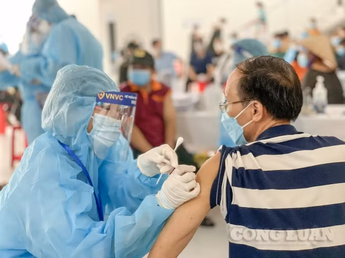 Tiêm vaccine cho người dân tại Khu dân cư Thái Bình, TP. Thuận An