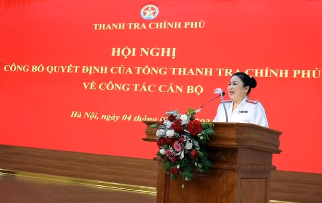 Tân Phó Tổng Biên tập phụ trách Báo Thanh tra Nguyễn Thị Hoa thay mặt 3 đồng chí vừa được điều động, bổ nhiệm phát biểu nhận nhiệm vụ. Ảnh: PH