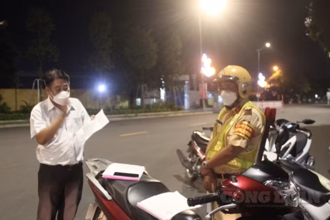Lực lượng CSGT lập biên bản xử phạt, tạm giữ phương tiện.