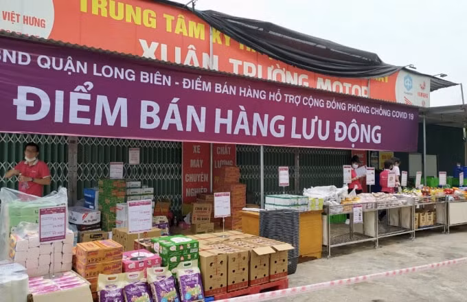 Quận Long Biên triển khai các điểm bán hàng lưu động phục vụ nhân dân. Ảnh: N.V