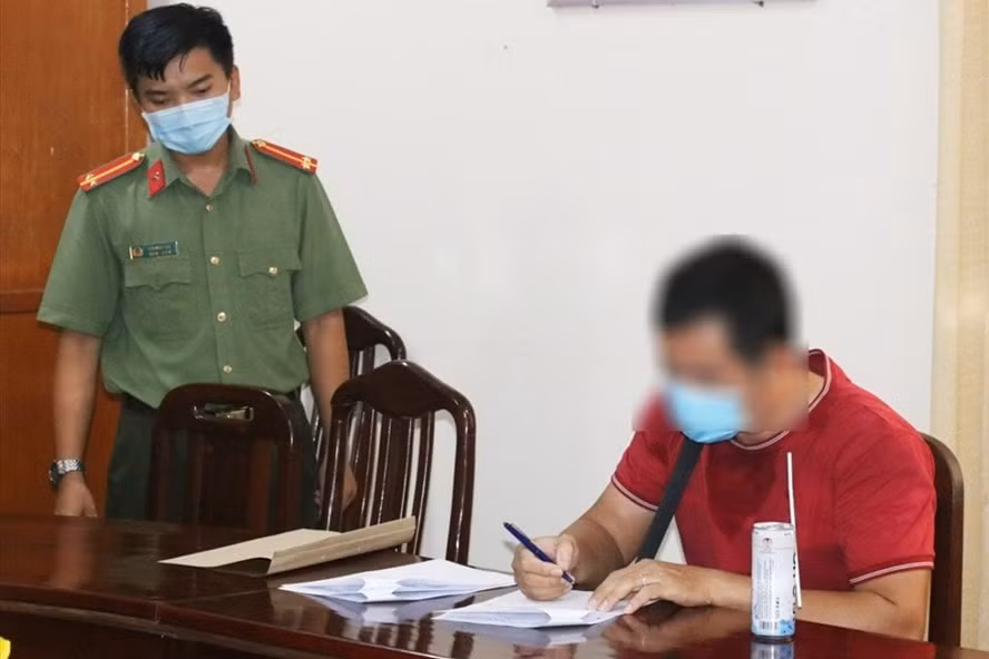 Người đàn ông tại cơ quan công an. Ảnh: laodong.vn