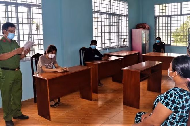 9 người tổ chức nhậu trong chòi hoang vừa bị cơ quan chức năng xử phạt 135 triệu đồng. Ảnh: dantri