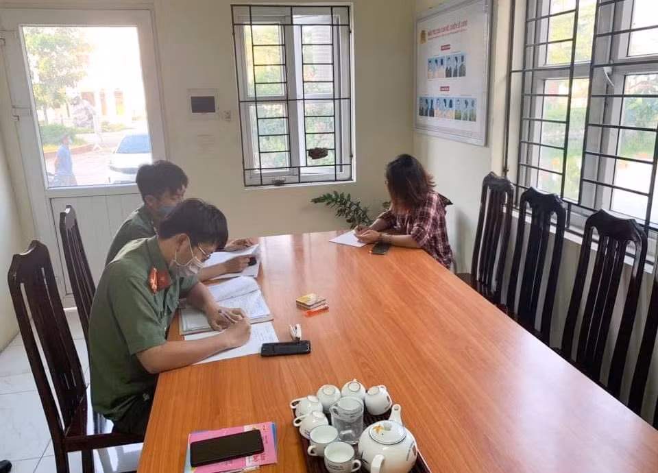 Bà N.V.A. làm việc với cơ quan chức năng. Ảnh: giaoducthoidai