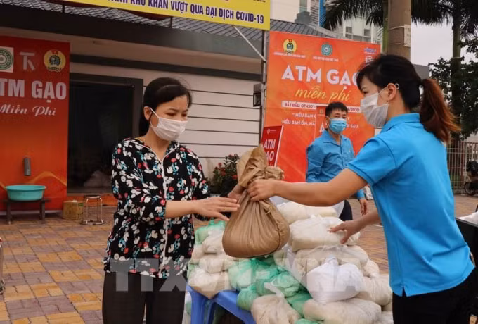 195445-bac-ninh-cay-atm-gao-am-long-cong-nhan-lao-dong-ngheo