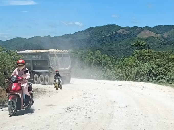 Ngày nắng nóng xe chạy qua là bụi mù mịt, còn mưa thì lầy lội, trơn trượt.