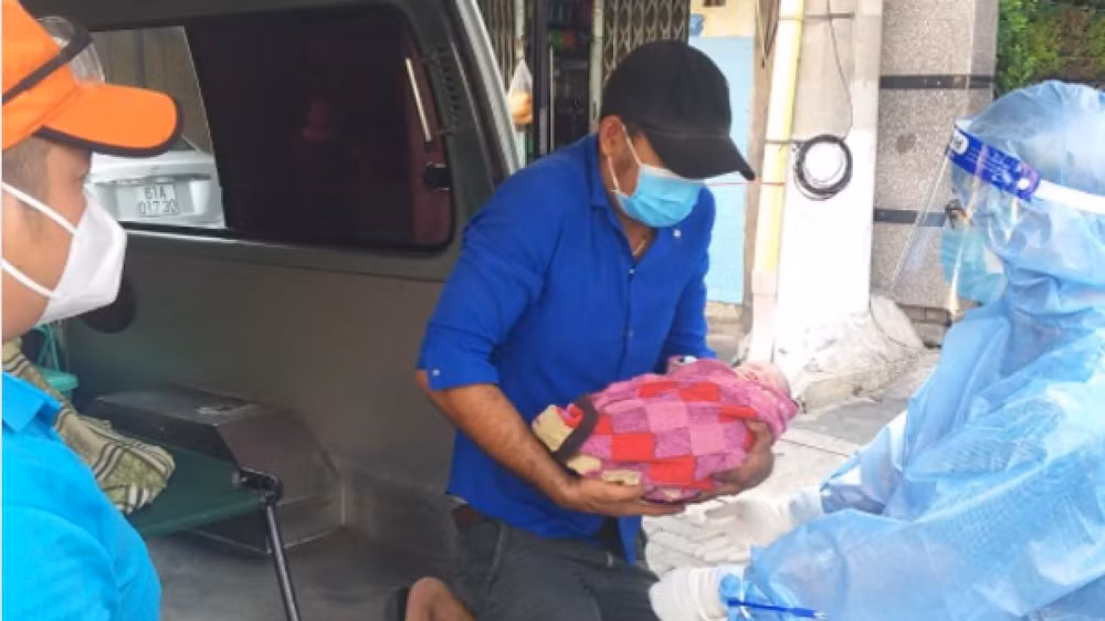 Hình ảnh bé trai vừa chào đời được đưa vào bệnh viện chăm sóc. Ảnh: vov.vn