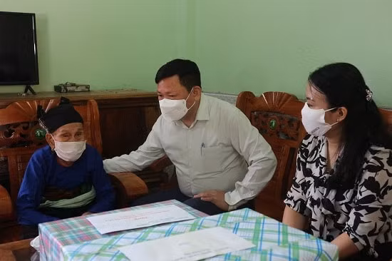 Ông Nguyễn Văn Thi thăm hỏi gia đình chính sách tại huyện Quan Sơn tháng 7/2021. Ảnh: QS