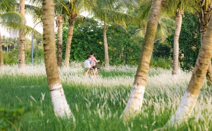 Tại Ecopark, không gian xanh mênh mông giúp con chị Hoài An có không gian vui chơi trong mùa Covid