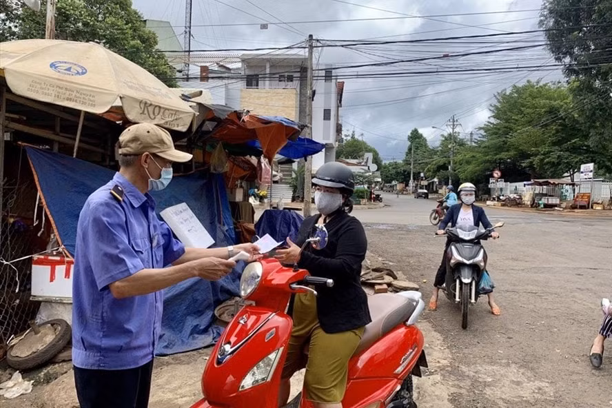 Mọi người dân TP.Buôn Ma Thuột dùng phiếu đi chợ để mua lương thực trong thời gian giãn cách xã hội. Ảnh: laodong.vn