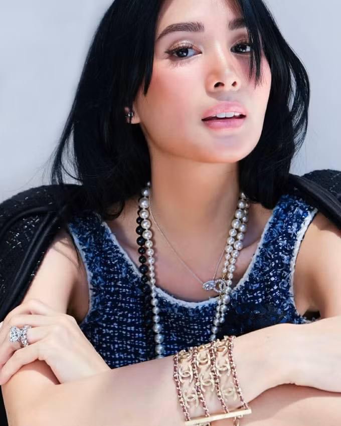 Heart Evangelista sinh năm 1985, nữ diễn viên nổi đình đám được mệnh danh là “bà hoàng làng giải trí Philippines”.