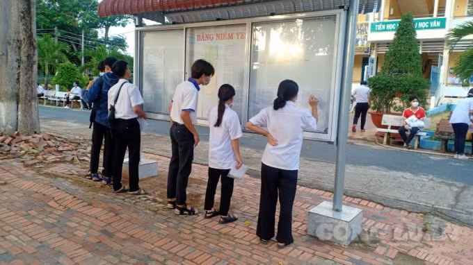 Thí sinh tại điểm thi Trường THPT Trần Văn Thành, huyện Châu Phú xem lại số báo danh trước khi vào phòng thi - Nguồn: Minh Anh