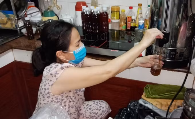 Cứ 10h sáng mỗi ngày, với sự hỗ trợ của chồng, bà Lan bắt đầu chuẩn bị nguyên liệu, ly, muỗng để nấu trà sữa