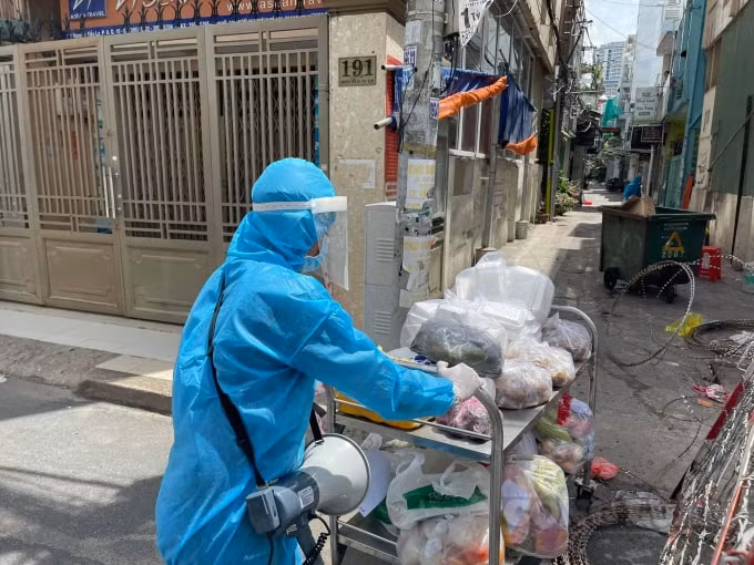 Các tình nguyện viên tích cực tham gia hỗ trợ người dân trên địa bàn