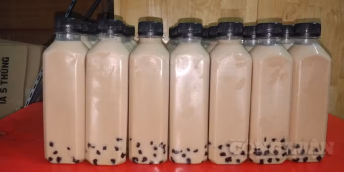 Kinh phí nấu trà sữa là do bà Lan và người dân tại khu vực gom góp