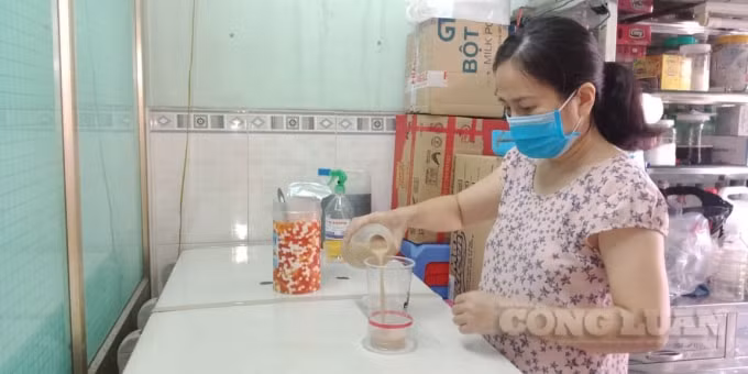 Bà Lan đều đặn mỗi ngày nấu hàng chục ly trà sữa tặng cho đội tình nguyện viên