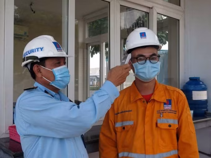 Kiểm soát thường xuyên sức khỏe người lao động đề phòng dịch bệnh