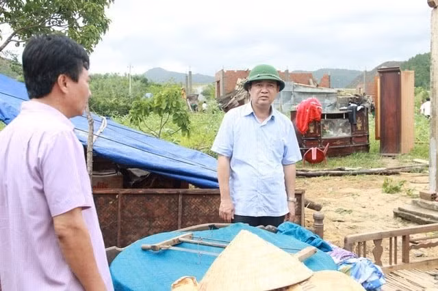 Ông Ngô Quang Chiến (nguyên Bí thư Huyện ủy Cam Lộ) trong một lần giúp dân khắc phục hậu quả lụt bão.