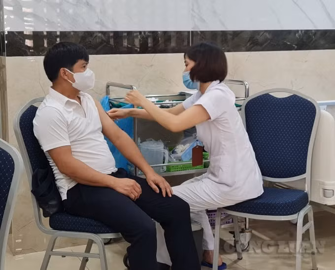 Phóng viên Báo Nhà báo và Công luận tại Thanh Hoá tiêm vắc xin chống Covid-19