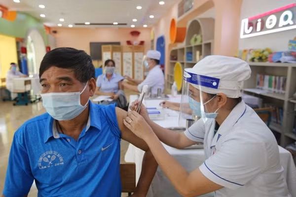 Bộ Y tế đề nghị đẩy nhanh tiến độ tiêm chủng vaccine phòng COVID-19. Ảnh minh họa