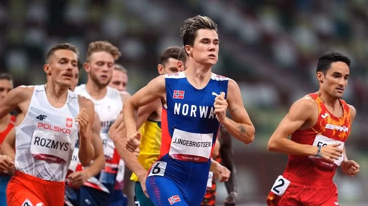 Ingebrigtsen về đích nhanh nhất và phá kỷ lục Olympic ở nội dung 1500 m nam. Ảnh: Reuters