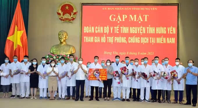 Tỉnh Hưng Yên cử 30 cán bộ y tế hỗ trợ chống dịch tại miền Nam. Ảnh: Đào Doan
