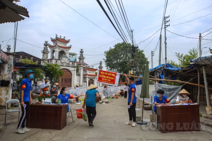 Tại khu chợ này, lực lượng chức năng đã triển khai chốt chặn ngày cổng chợ để kiểm tra người dân.