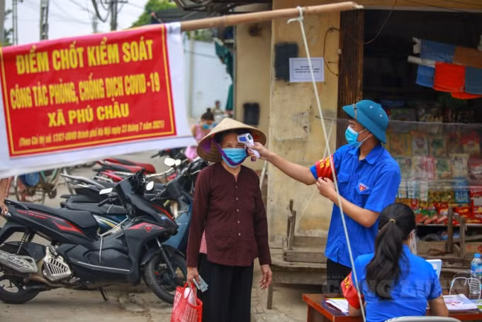 Bắt đầu từ khi Hà Nội thực hiện Chỉ thị 16 của Thủ tướng Chính phủ về việc giãn cách xã hội toàn thành phố. Xã Phú Châu đã triển khai phát phiếu đi chợ cho người dân, tổ chức chốt kiểm tra ngay tại cổng chợ.