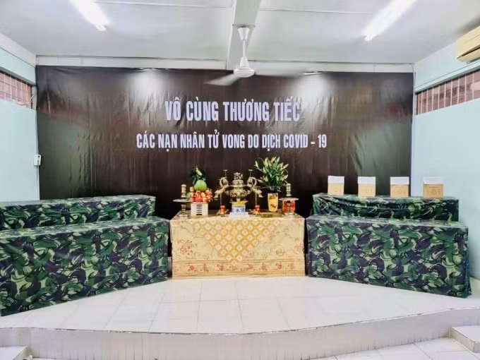 Quân đội tổ chức thờ cúng trước khi bàn giao tro cốt.